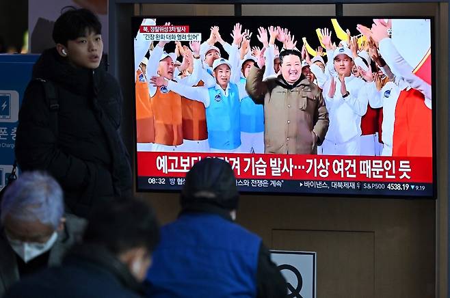 22일 서울역에 있는 TV에서 북한의 정착위성발사 소식이 전해지고 있다./AFPBBNews=뉴스1