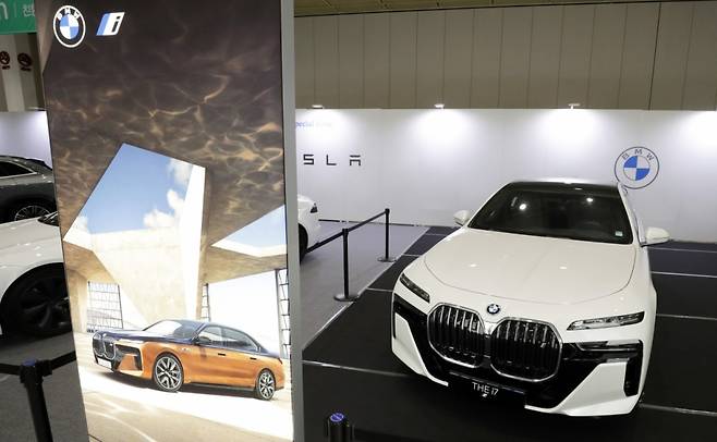 BMW가 22일 서울 코엑스 '그린비즈니스위크 2023'에 전시한 플래그십 세단 7시리즈의 최초 순수전기 모델 'BMW i7 xDrive60'/사진=김휘선 기자.