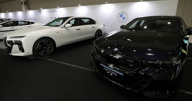 BMW가 22일 서울 코엑스 '그린비즈니스위크 2023'에 전시한 플래그십 세단 7시리즈의 최초 순수전기 모델 'BMW i7 xDrive60' 및  'BMW 뉴 i5'의 고성능 버전인 'BMW i5 M60 xDrive.' /사진=김휘선 기자.