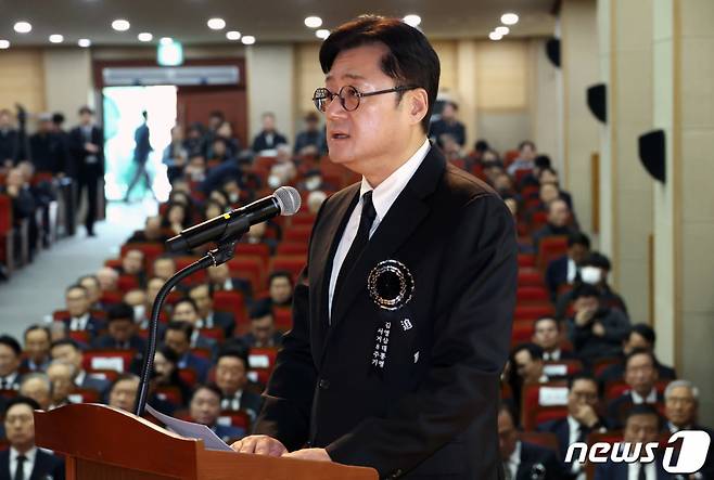 홍익표 더불어민주당 원내대표가 22일 오후 서울 동작구 국립서울현충원에서 열린 김영삼 전 대통령 서거 8주기 추모식에서 추모사를 하고 있다.(공동취재) 2023.11.22/뉴스1