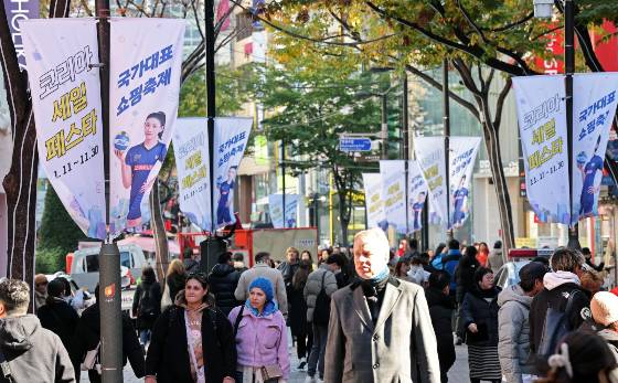 22일  글로벌 부동산 컨설팅업체 '쿠시먼앤드웨이크필드(C&W) 코리아'가 발간한 '세계의 주요 번화가(Main Streets Across the World report)' 보고서에 따르면 서울 명동이 지난해에 이어 세계에서 임대료가 9번째로 비싼 번화가로 선정됐다. 세계 주요 상권의 리테일 임대료는 회복세를 보이고 있다./사진=뉴시스