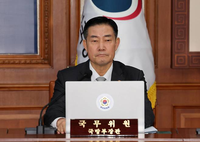 신원식 국방부 장관이 '9·19남북군사합의'의 일부 효력 정지에 대비한 군사대비태세 유지를 전국 지휘관들에게 당부했다. 사진은 신 장관이 22일 오전 서울 종로구 정부서울청사에서 열린 북한 군사정찰위성 '만리경 1호' 발사 대응, 9.19 남북군사합의 일부 효력정지 안건을 다루는 임시 국무회의에 참석한 모습. /사진=뉴시스