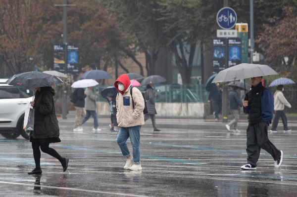 목요일인 오는 23일에는 전국이 대체로 흐리며 수도권과 강원영서, 충청권, 전북에 한때 비가 내린다. 사진은 지난 16일 서울 세종대로사거리에서 우산을 준비하지 못한 한 시민이 모자를 눌러쓴 채 발걸음을 재촉하는 모습. /사진=뉴스1