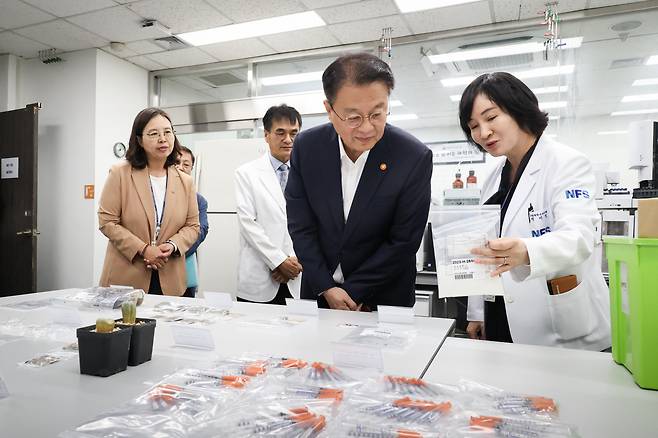 방기선 국무조정실장이 지난 9월 12일 서울 양천구 국립과학수사연구원 서울과학수사연구소를 방문해 마약 수사 관련 업무 현황을 보고받고 있다. [연합]