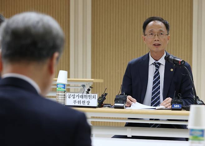 22일 오후 서울 중구 한국공정거래조정원에서 열린 '슈링크플레이션' 대응 관련 부처 간담회에서 조홍선 공정거래위원회 부위원장이 발언하고 있다. 슈링크플레이션은 가격은 그대로 두거나 올리면서 제품 용량을 줄이는 현상을 말한다. [연합]