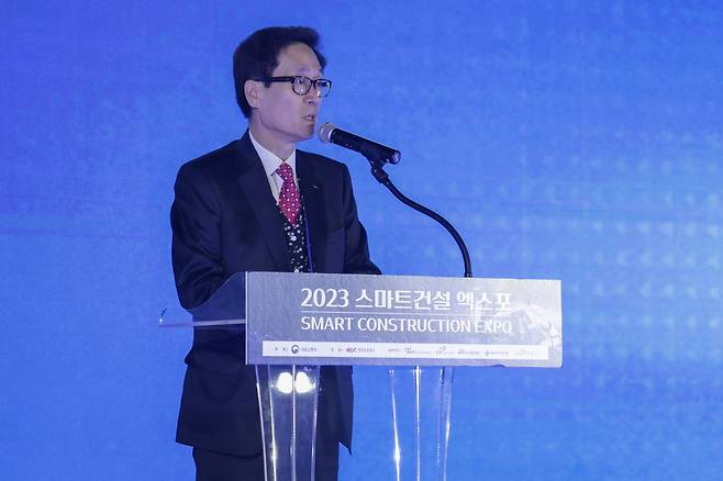 22일 일산 킨텍스에서 진행된 ‘2023 스마트건설 엑스포’ 개막식에서 함진규 한국도로공사 사장이 환영사를 하고 있다. [한국도로공사]