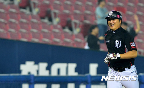 【서울=뉴시스】박주성 기자 = 19일 오후 서울 잠실야구장에서 열린 2017 KBO 리그 KT 위즈 대 LG 트윈스의 경기, 8회초 원아웃 주자 1, 2루 KT 이진영이 친 타구가 홈런으로 판정되자 웃으며 그라운드를 돌고 있다.  그러나 비디오 판독 결과 2타점 2루타로 판정되었다. 2017.09.19. park7691@newsis.com