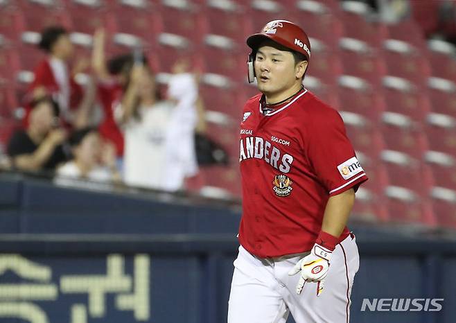 [서울=뉴시스] 김진아 기자 = 14일 서울 잠실야구장에서 열린 2023 KBO 리그 SSG 랜더스 대 두산 베어스 경기, 7회초 무사 SSG 최주환이 솔로 홈런을 친 후 그라운드를 달리고 있다. 2023.09.14. bluesoda@newsis.com