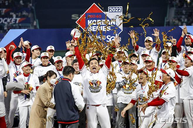 [인천=뉴시스] 정병혁 기자 = 8일 인천 SSG랜더스필드에서 열린 2022 KBO 한국시리즈 시상식에서 한국시리즈 MVP에 선정된 김강민이 만세를 부르고 있다. 2022.11.08. jhope@newsis.com