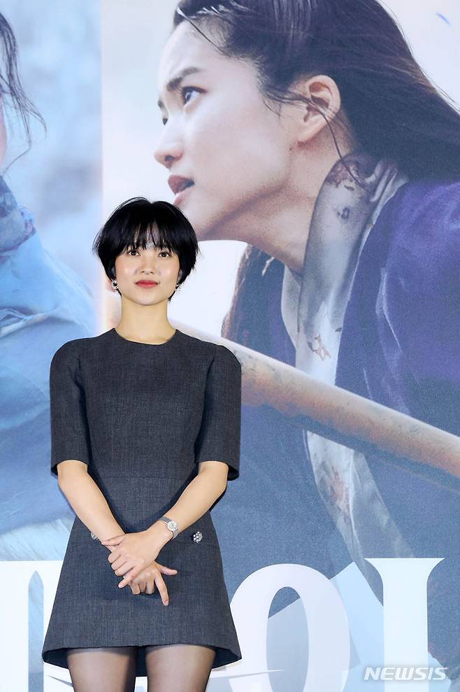 [서울=뉴시스] 김혜진 기자 = 배우 김태리가 22일 오후 서울 용산구 CGV 용산아이파크에서 열린 영화 '외계+인' 2부 제작보고회에서 포즈를 취하고 있다. '외계+인' 2부는 치열한 신검 쟁탈전 속 숨겨진 비밀이 밝혀지는 가운데 현재로 돌아가 모두를 구하려는 인간과 도사들의 이야기를 그린 영화다. 오는 2024년 1월 개봉 예정. 2023.11.22. jini@newsis.com