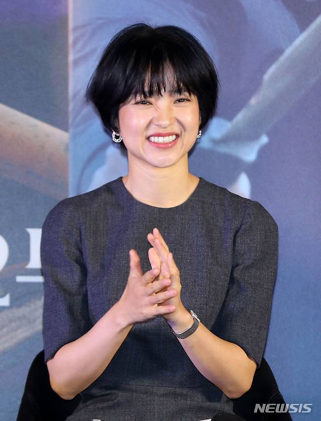 [서울=뉴시스] 김혜진 기자 = 배우 김태리가 22일 오전 서울 용산구 CGV 용산아이파크에서 열린 영화 '외계+인' 2부 제작보고회에서 인사말을 하고 있다. '외계+인' 2부는 치열한 신검 쟁탈전 속 숨겨진 비밀이 밝혀지는 가운데 현재로 돌아가 모두를 구하려는 인간과 도사들의 이야기를 그린 영화다. 오는 2024년 1월 개봉 예정. 2023.11.22. jini@newsis.com