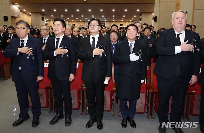 [서울=뉴시스] 조성봉 기자 = 김기현 국민의힘 대표와 홍익표 더불어민주당 원내대표를 비롯한 참석자들이 22일 오후 서울 동작구 현충관에서 열린 고 김영삼 전 대통령 서거 8주기 추모식에서 국민의례를 하고 있다. 왼쪽부터 김덕룡 추모위원장, 김 대표, 홍 원내대표, 안철수 의원, 인요한 국민의힘 혁신위원장. 2023.11.22. suncho21@newsis.com