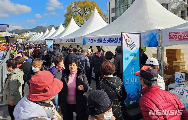 [광주=뉴시스] 전남도는 22일 김치의 날을 맞아 광주 금남로 5·18민주광장에서 열린 '2023 대한민국 김치대전'에서 전남산 우수 천일염과 젓갈 판촉 활동을 펼쳤다. (사진=전남도 제공) 2023.11.22. photo@newsis.com