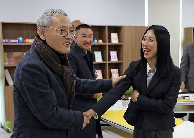 [진주=뉴시스] 유인촌 문화체육관광부 장관이 22일 경남 진주 국립저작권박물관에서 저작권 관련 단체장 및 관계자들과의 간담회에서 원밀리언 리아킴(김혜랑) 공동대표와 인사를 나누고 있다.(사진=문화체육관광부 제공) 2023.11.22. photo@newsis.com *재판매 및 DB 금지