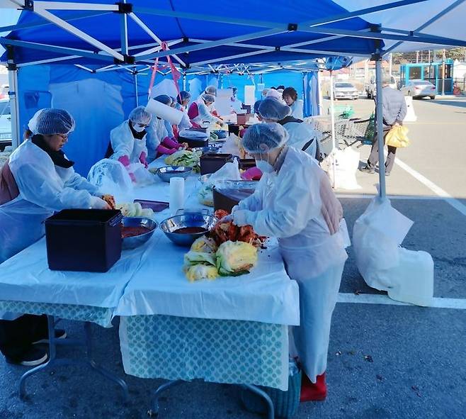 22일 북강릉농협 하나로마트 연곡점에서 김장체험행사를 실시했다. 북강릉농협 제공 *재판매 및 DB 금지