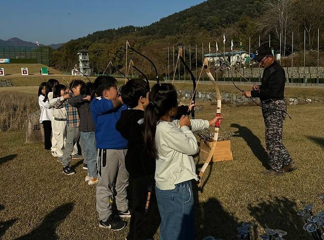 학생들이 독립운동거리에서 배우는 역사교실 프로그램에 참여하고 있다. (사진=밀양시 제공) *재판매 및 DB 금지