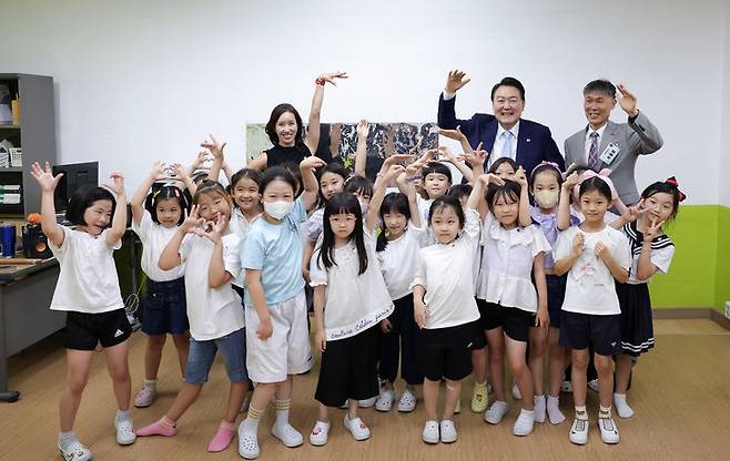 [서울=뉴시스] 윤석열 대통령이 방과 후 돌봄·교육 프로그램인 '늘봄학교' 참관을 위해 지난 7월3일 경기도 수원 팔달구 수원초등학교를 방문해 방송댄스 프로그램을 참관한 뒤 학생들과 기념촬영하고 있다. (사진=대통령실 제공) 2023.11.22. *재판매 및 DB 금지