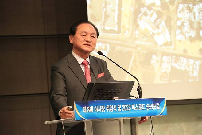 양창식 세계평화도로재단 이사장이 22일 서울 중구 더플라자호텔에서 열린 ‘2023 피스로드 송년포럼’에서 연사로 나서 이스라엘-하마스 전쟁의 배경과 문제점, 그리고 해결책에 대해 이야기하고 있다.
