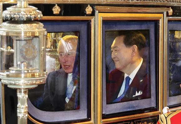 마차 타고 버킹엄궁 도착한 윤 대통령과 찰스 3세 국왕 - 영국을 국빈 방문한 윤석열 대통령과 찰스 3세 영국 국왕이 21일(현지시간) 런던 호스가즈 광장에서 열린 공식환영식을 마친 뒤 마차를 타고 버킹엄궁에 도착하고 있다. 2023.11.21. 연합뉴스