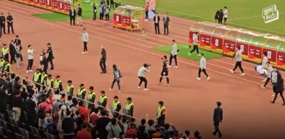 대한민국 축구대표팀 주장 손흥민(토트넘)이 21일 중국 광둥성에서 열린 북중미 월드컵 아시아 2차 예선 C조 2차전 종료 후 중국 관중들을 향해 손을 흔들고 있다. MBC 유튜브 채널 엠빅뉴스 캡처