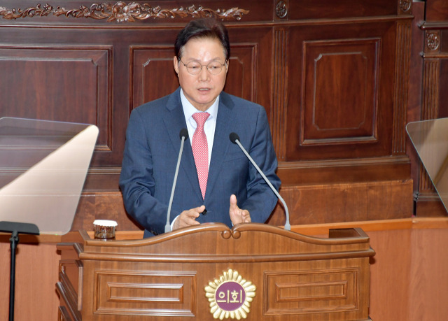 박완수 경남지사가 22일 도의회 409회 정례회 2차 본회의에서 내년 예산안을 설명하고 있다.사진제공=경남도