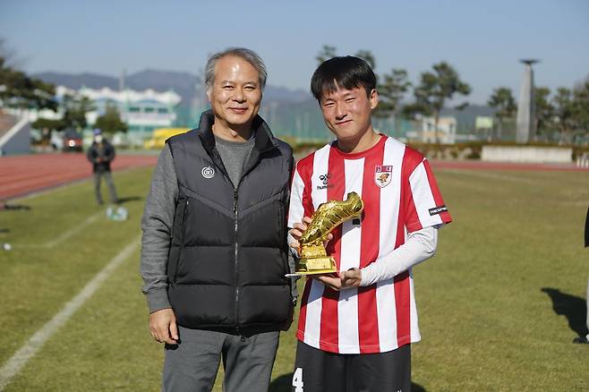 MVP 박주관(오른쪽), 김홍주 한국축구연맹 이사장(왼쪽)