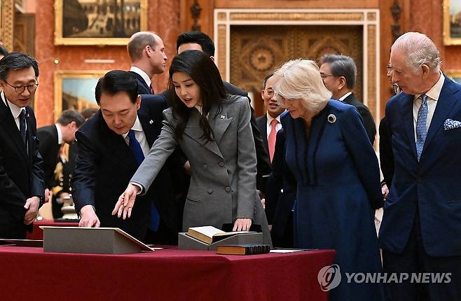 윤석열 대통령 내외, 버킹엄궁에서 소장품 관람 (런던=연합뉴스) 임헌정 기자 = 영국을 국빈 방문한 윤석열 대통령과 부인 김건희 여사가 21일(현지시간) 런던 버킹엄궁에서 찰스 3세 영국 국왕, 커밀라 왕비와 소장품을 관람하고 있다. 2023.11.22 kane@yna.co.kr