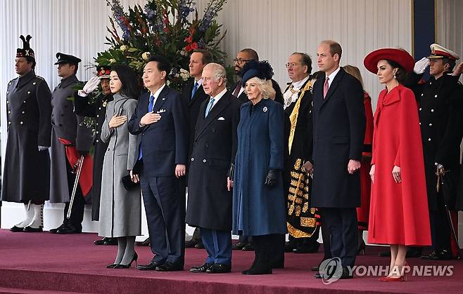 윤석열 대통령 내외, 영국 국빈방문 공식 환영식 (런던=연합뉴스) 진성철 기자 = 영국을 국빈 방문한 윤석열 대통령과 부인 김건희 여사가 21일(현지시간) 런던 호스가즈 광장에서 열린 공식환영식에서 찰스 3세 영국 국왕 부부와 함께 국민의례를 하고 있다. 2023.11.21 zjin@yna.co.kr