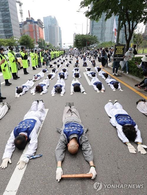 전국장애인부모연대-조계종 사노위 오체투지 [연합뉴스 자료사진]