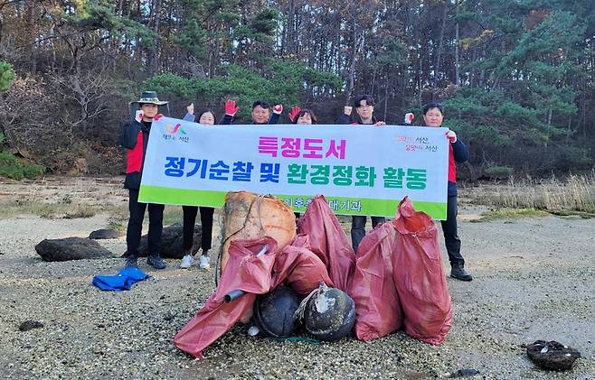 서산시, 특정도서 옥도에 밀려온 쓰레기 1t 수거 [서산시 제공. 재판매 및 DB 금지]