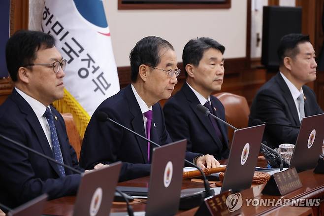 국무회의 주재하는 한덕수 총리 (서울=연합뉴스) 황광모 기자 = 북한조선중앙통신이 북한이 군사정찰위성 '만리경-1호' 발사에 성공했다고 보도한 22일 오전 한덕수 국무총리가 서울 종로구 정부서울청사에서 열린 임시국무회의를 주재하고 있다.
       이날 열린 임시국무회의에서는 지난 2018년 3차 남북정상회담에서 남북 간 서명 합의된 9.19 남북군사합의 일부 효력정지 안건을 처리할 예정이다. 2023.11.22 hkmpooh@yna.co.kr