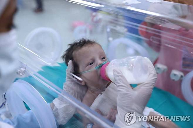 20일 팔레스타인 알시파 병원에서 이집트로 긴급 이송된 신생아 [AFP=연합뉴스]