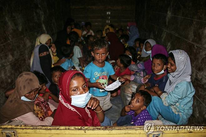 대피소로 이동하는 로힝야족 난민들 (아체[인도네시아] AFP=연합뉴스) 21일(현지시간) 인도네시아 아체주 비루엔의 한 마을에서 로힝야족 난민들이 트럭을 타고 이민국이 마련한 난민 대피소로 이동하고 있다. 2023.11.22. photo@yna.co.kr