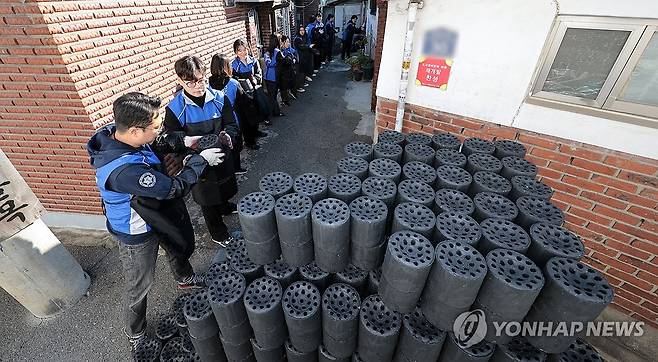 웃음 담아 나누는 연탄 (서울=연합뉴스) 김인철 기자 = 21일 오후 서울 용산구 한강로동 일대에서 연탄나눔 봉사활동에 참여한 숙명여자대학교 학생들이 취약계층 7가구에 연탄을 배달하고 있다. 2023.11.21 yatoya@yna.co.kr