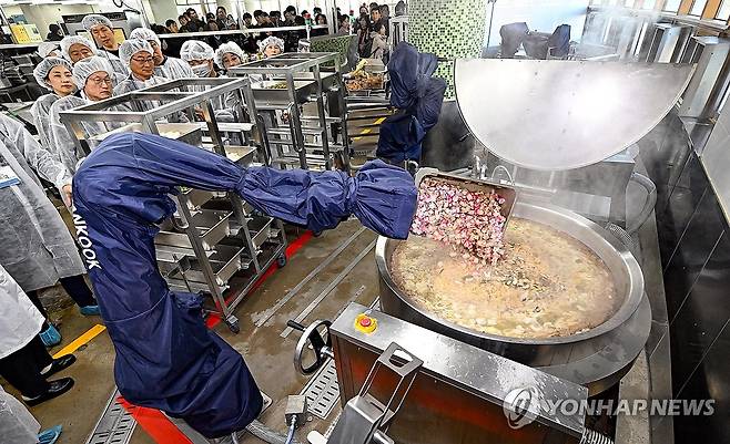 급식 로봇 살펴보는 조희연 교육감 (서울=연합뉴스) 김인철 기자 = 조희연 서울시교육감과 손웅희 한국로봇산업진흥원장이 22일 오전 서울 성북구 숭곡중학교 급식실에서 전국 최초로 도입된 급식 로봇을 살펴보고 있다.2023.11.22 [공동취재] yatoya@yna.co.kr