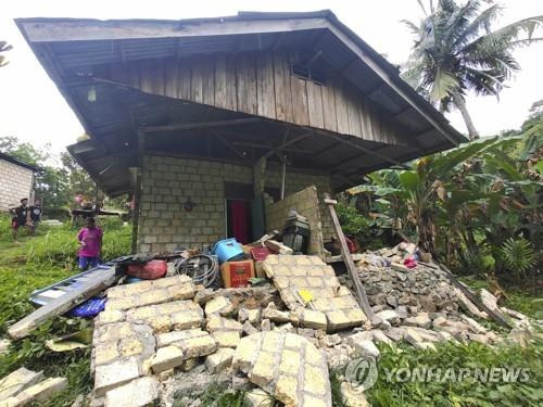 인도네시아 지진 지난 2월 인도네시아 파푸아 북부에서 발생한 지진으로 주택이 파손된 모습. 본 기사와는 관계없음. 
[AP 연합뉴스 자료사진. 재판매 및 DB 금지]