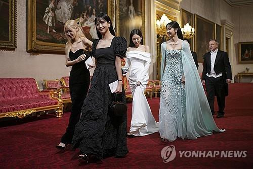 찰스 3세 국왕 주최 국빈 만찬에 참석한 블랙핑크 South Korean girl band Blackpink ahead of the State Banquet, for the state visit to the UK by President of South Korea Yoon Suk Yeol and his wife Kim Keon Hee, at Buckingham Palace, London, Tuesday, Nov. 21, 2023. (Yui Mok/Pool Photo via AP) POOL PHOTO