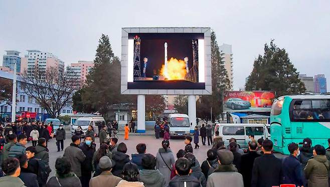 북한 주민들이 지난 21일 밤 평안북도 철산군의 서해위성발사장에서 발사된 정찰위성 ‘만리경-1’호의 발사 소식을 대형 전광판으로 지켜보고 있다. (사진=연합뉴스)