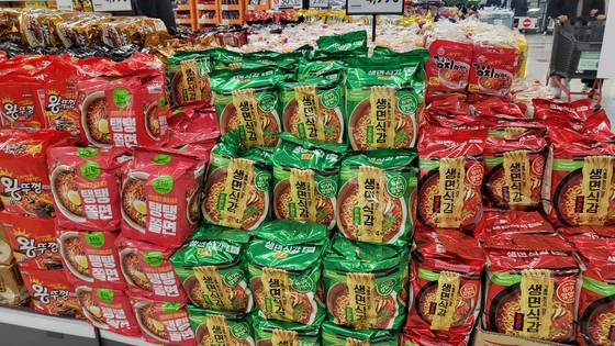 23일 한 대형 마트에서 판매하고 있는 라면 묶음 상품. 〈사진=이지현 기자〉