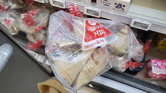 팩에 들어있는 커피우유 4개를 투명 비닐에 다시 넣어 판매하고 있다. 〈사진=이지현 기자〉