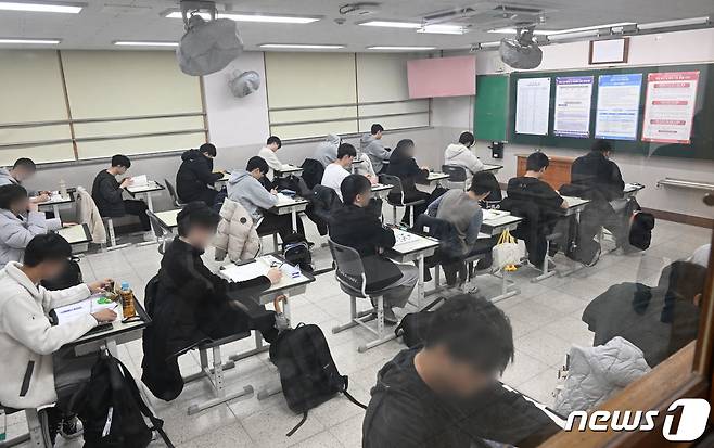 2024학년도 대학수학능력시험일인 16일 오전 경기 수원시 영통구 매원고등학교에서 수험생들이 시험 준비를 하고 있다. 2023.11.16/뉴스1 ⓒ News1 경기사진공동취재단