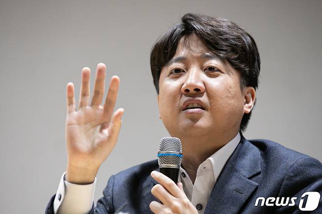 이준석 전 국민의힘 대표가 22일 오후 서울 성북구 고려대학교 4.18 기념관에서 열린 초청 토론회에 참석해 발언하고 있다. 2023.11.22/뉴스1 ⓒ News1 이승배 기자