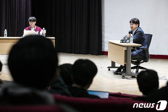 이준석 전 국민의힘 대표가 22일 오후 서울 성북구 고려대학교 4.18 기념관에서 열린 초청 토론회에 참석해 발언하고 있다. 2023.11.22/뉴스1 ⓒ News1 이승배 기자