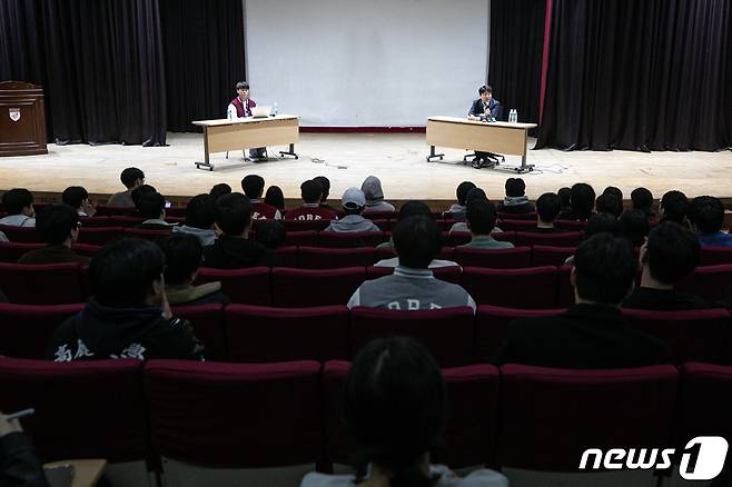 이준석 전 국민의힘 대표가 22일 오후 서울 성북구 고려대학교 4.18 기념관에서 열린 초청 토론회에 참석해 발언하고 있다. 2023.11.22/뉴스1 ⓒ News1 이승배 기자