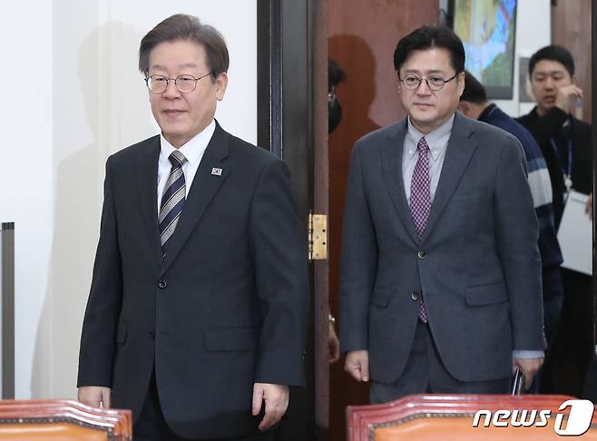 이재명 더불어민주당 대표와 홍익표 원내대표가 20일 오전 서울 여의도 국회에서 열린 최고위원회의에 참석하고 있다. 2023.11.20/뉴스1 ⓒ News1 임세영 기자