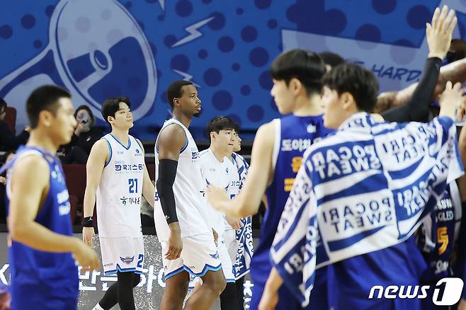 23일 오후 서울 송파구 잠실실내체육관에서 열린 2023-2024 KBL 정관장 프로농구 삼성 썬더스와 한국가스공사 페가수스의 경기에서 63대84로 패배한 가스공사 선수들이 아쉬워하고 있다. 2023.11.23/뉴스1 ⓒ News1 민경석 기자