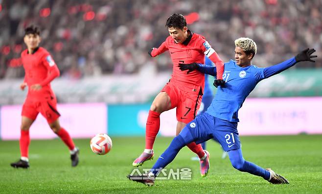 손흥민이 서울월드컵경기장에서 열린 2026북중미월드컵 아시아지역 2차예선 대한민국과 싱가포르의 경기에서 공격을 시도하고 있다.  2023.11.16.  상암 | 강영조기자 kanjo@sportsseoul.com