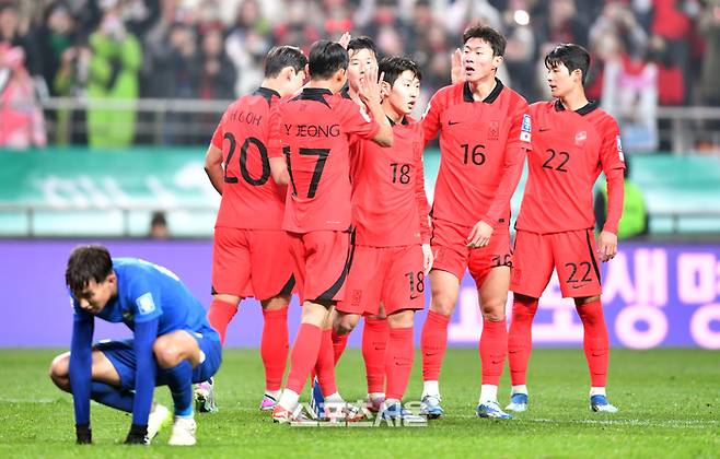 이강인이 서울월드컵경기장에서 열린 2026북중미월드컵 아시아지역 2차예선 대한민국과 싱가포르의 경기 후반전 골을 성공시킨 후 동료들과 자축하고 있다. 2023.11.16.상암 | 강영조기자 kanjo@sportsseoul.com