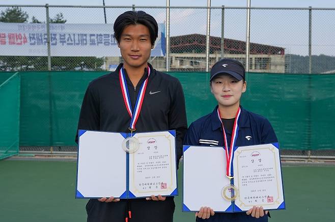 대학선수권 혼합복식 우승자 신정호와 권지민(오른쪽, 사진=김도원 기자)