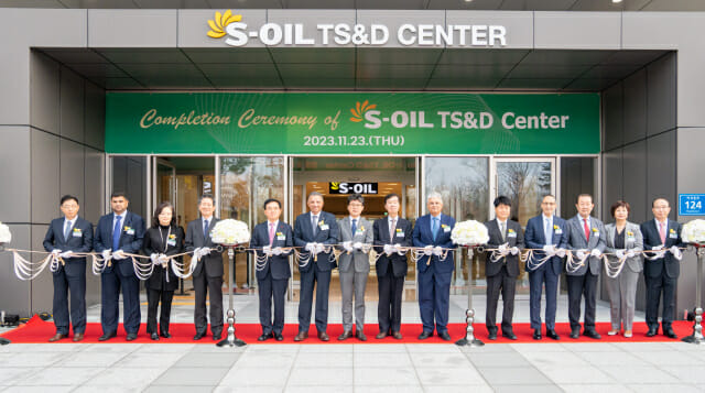 안와르 알 히즈아지 에쓰오일 CEO가 23일 S-OIL TS&D센터 준공식에서 참석자들과 테이프 컷팅식을 하고 있다.